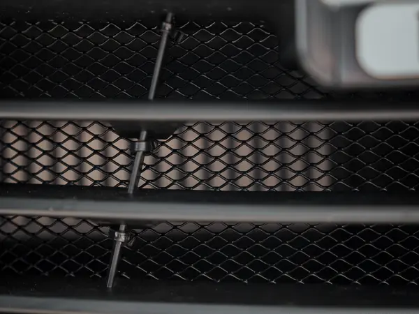 Затемнённая решётка бампера с чёрной сеткой антихром, крупный план после установки