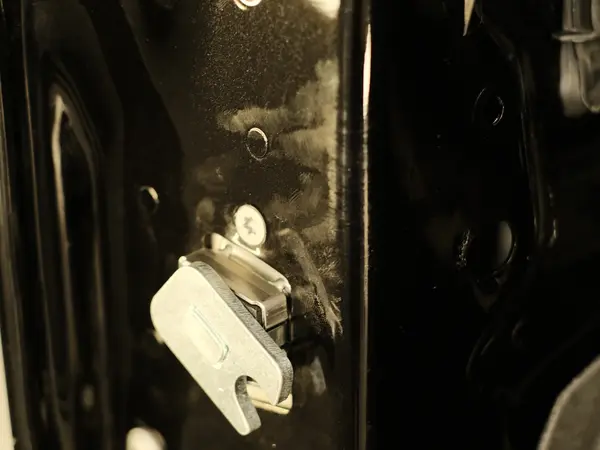 Установленный доводчик двери автомобиля, крупный план металлического механизма замка