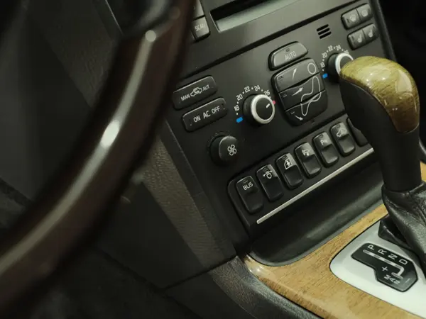 Потолок салона после химчистки — чистый, без пятен