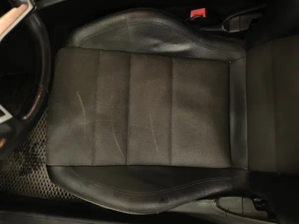 Грязный салон автомобиля до химчистки — АЦ Полимер