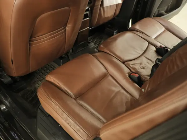 Задние кожаные сиденья коричневого цвета после химчистки — чистая кожа без пятен