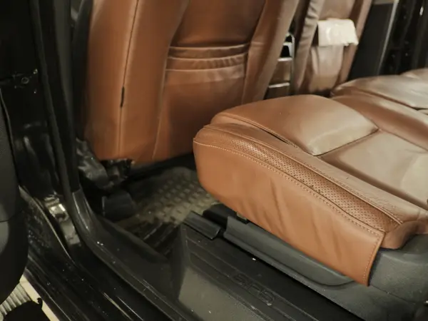 Нижняя часть заднего кожаного сиденья и порог после химчистки кожаного салона