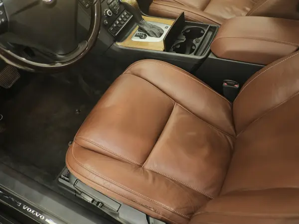 Переднее кожаное сиденье Volvo коричневого цвета после химчистки — центральная консоль и руль