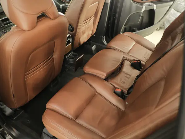 Задний ряд кожаных сидений коричневого цвета после химчистки со снятием — чистый салон