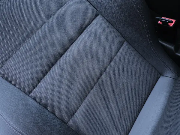 Тканевое сиденье крупным планом после химчистки со снятием — равномерно чистая обивка