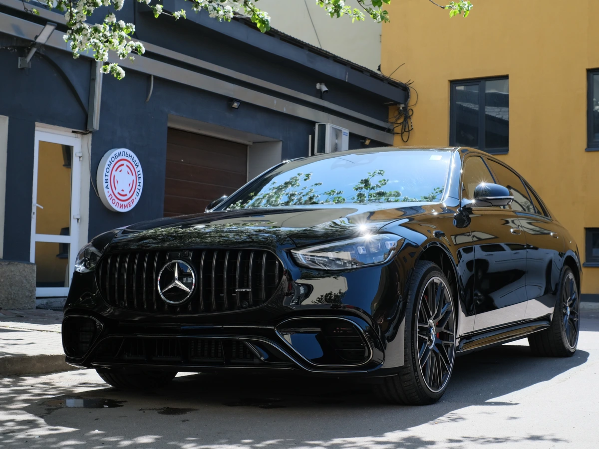 После: Mercedes-AMG E63 после полировки — зеркальный блеск