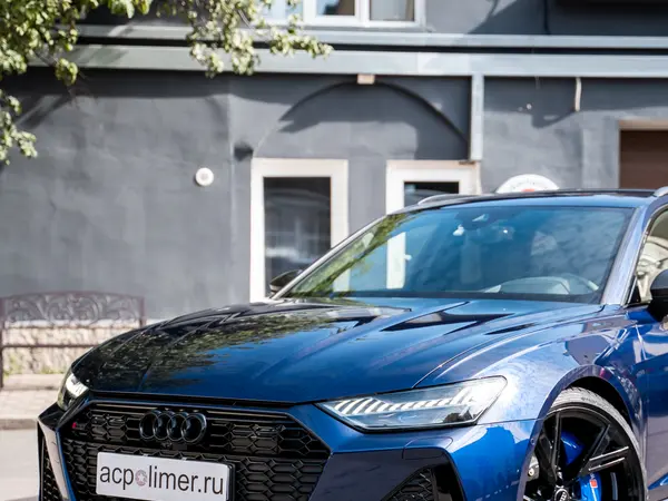 Синий Audi RS Q8 с чистым глянцевым кузовом возле детейлинг-центра АЦ Полимер