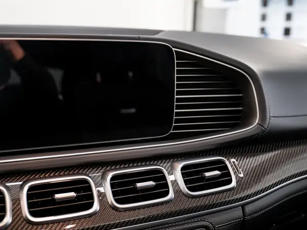 Панель приборов Mercedes-Benz с экраном и дефлекторами после оклейки, карбоновая отделка