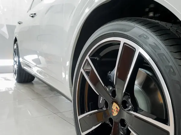 Крупный план колёсного диска Porsche Cayenne с шиной Pirelli P Zero после полировки кузова