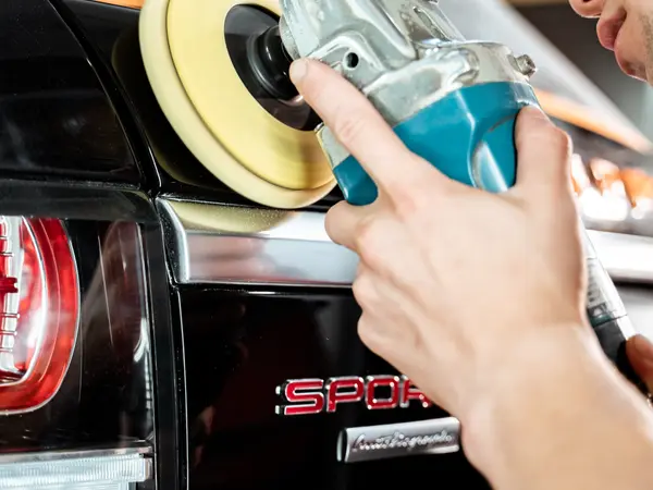 Задний бампер Range Rover Sport после полировки — глянцевая чёрная поверхность без царапин