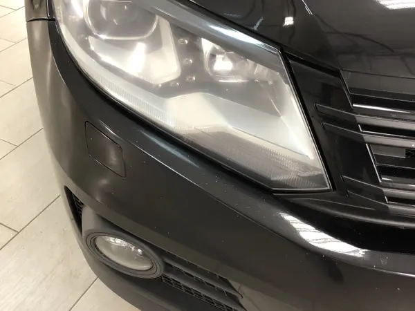 Передняя фара тёмного Volkswagen до полировки — помутневший рассеиватель с матовым налётом