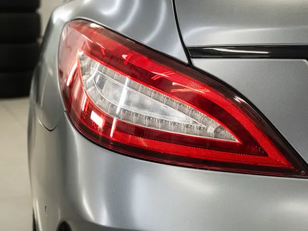 Задний фонарь серебристого Mercedes-Benz после полировки — чистая прозрачная оптика