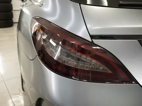 Задний фонарь серебристого Mercedes-Benz до полировки — затемнённая и потускневшая оптика