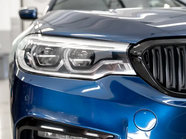 Передняя фара и решётка радиатора синего BMW после полировки с керамическим покрытием