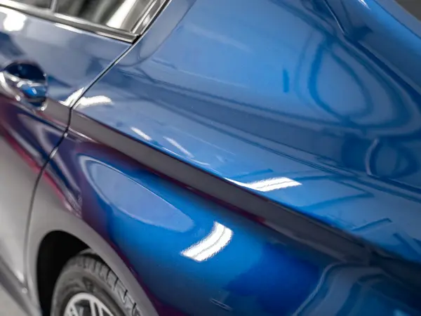 Боковая панель синего BMW после полировки с керамикой — зеркальные отражения на кузове