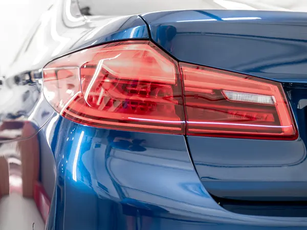 Задний фонарь синего BMW после полировки с нанесением керамического покрытия