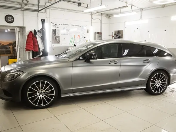 Серебристый Mercedes-Benz CLS Shooting Brake в детейлинг-боксе перед полировкой стёкол