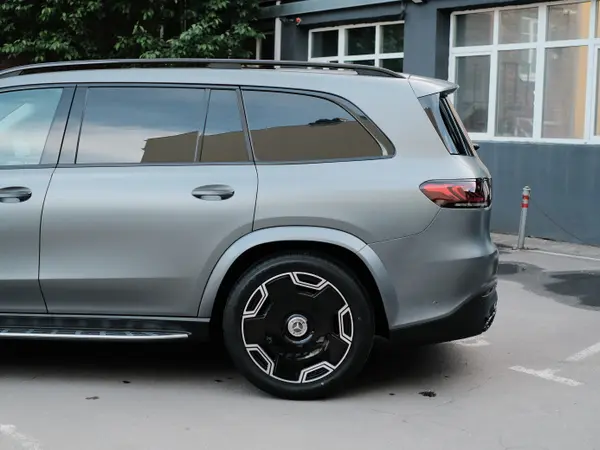 Задняя часть серебристого Mercedes-Benz GLS с матовой окраской после полировки стёкол