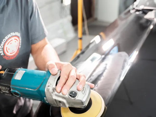 Мастер АЦ Полимер выполняет восстановительную полировку кузова роторной машинкой Makita