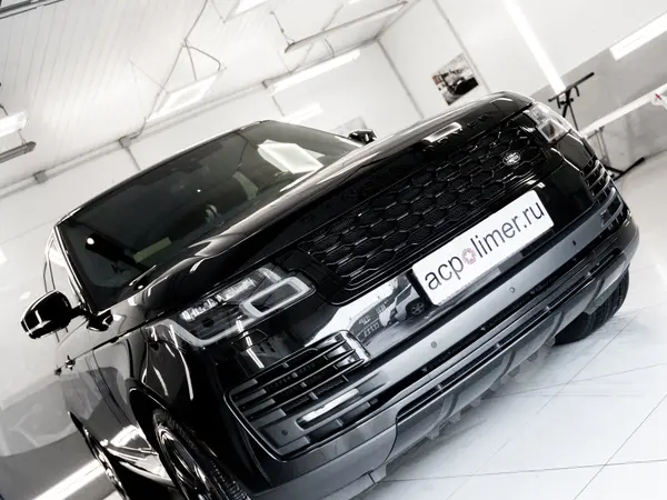 Чёрный Range Rover после восстановительной полировки — идеальный глянец передней части