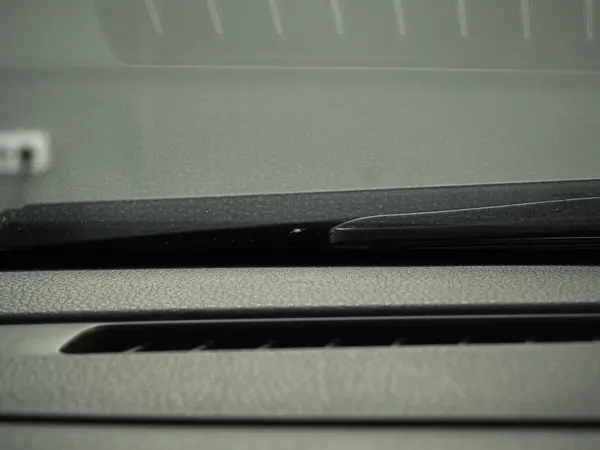 Трещина на нижней кромке лобового стекла у торпедо, вид изнутри салона