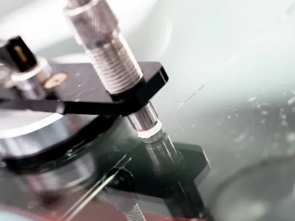 Инжектор для ремонта трещин крупным планом, полимер заполняет повреждение под давлением