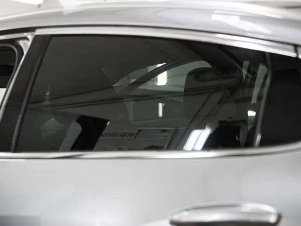 Готовая тонировка задних боковых стёкол серебристого автомобиля в детейлинг-центре